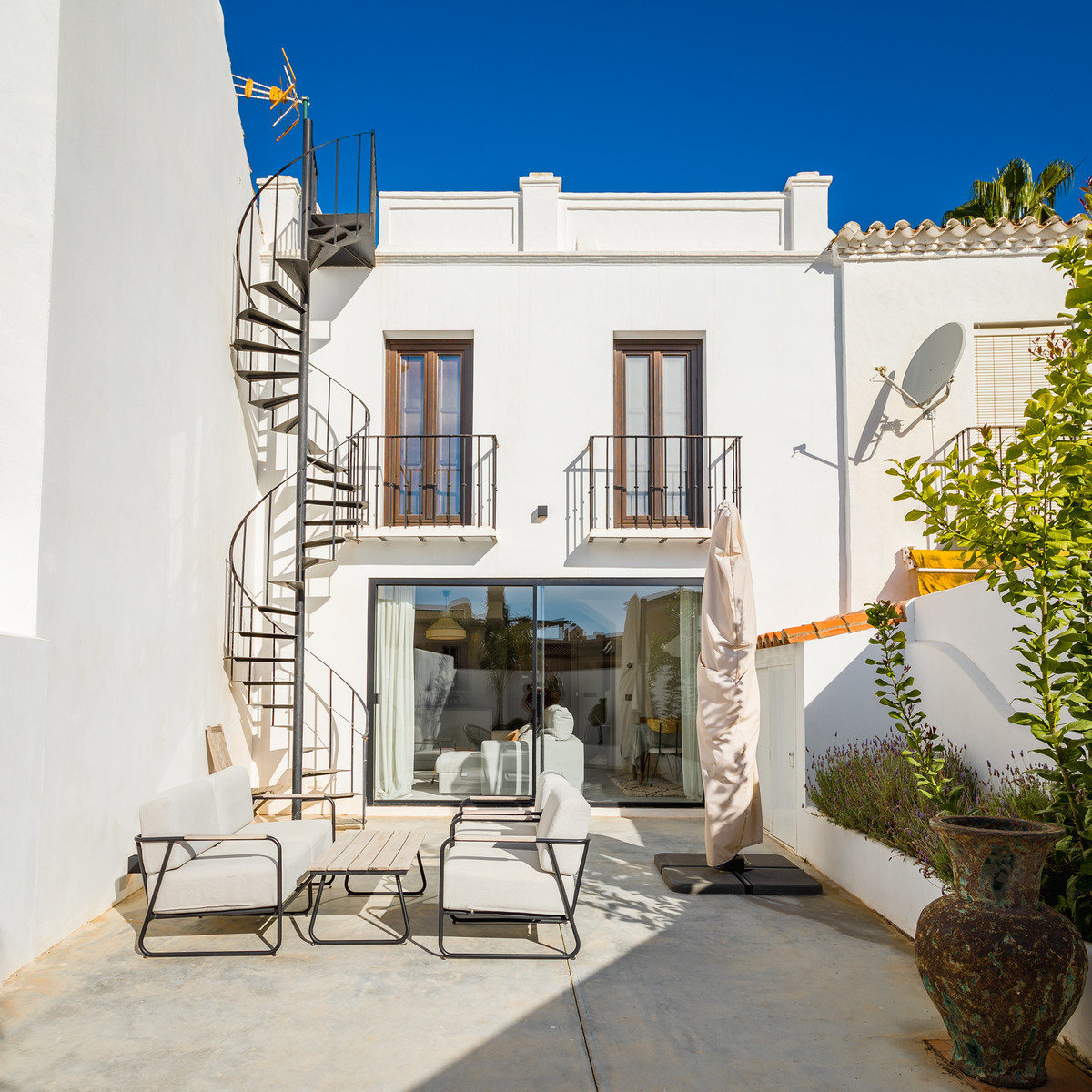 2 Bedroom Villa for Sale in Nueva Andalucía