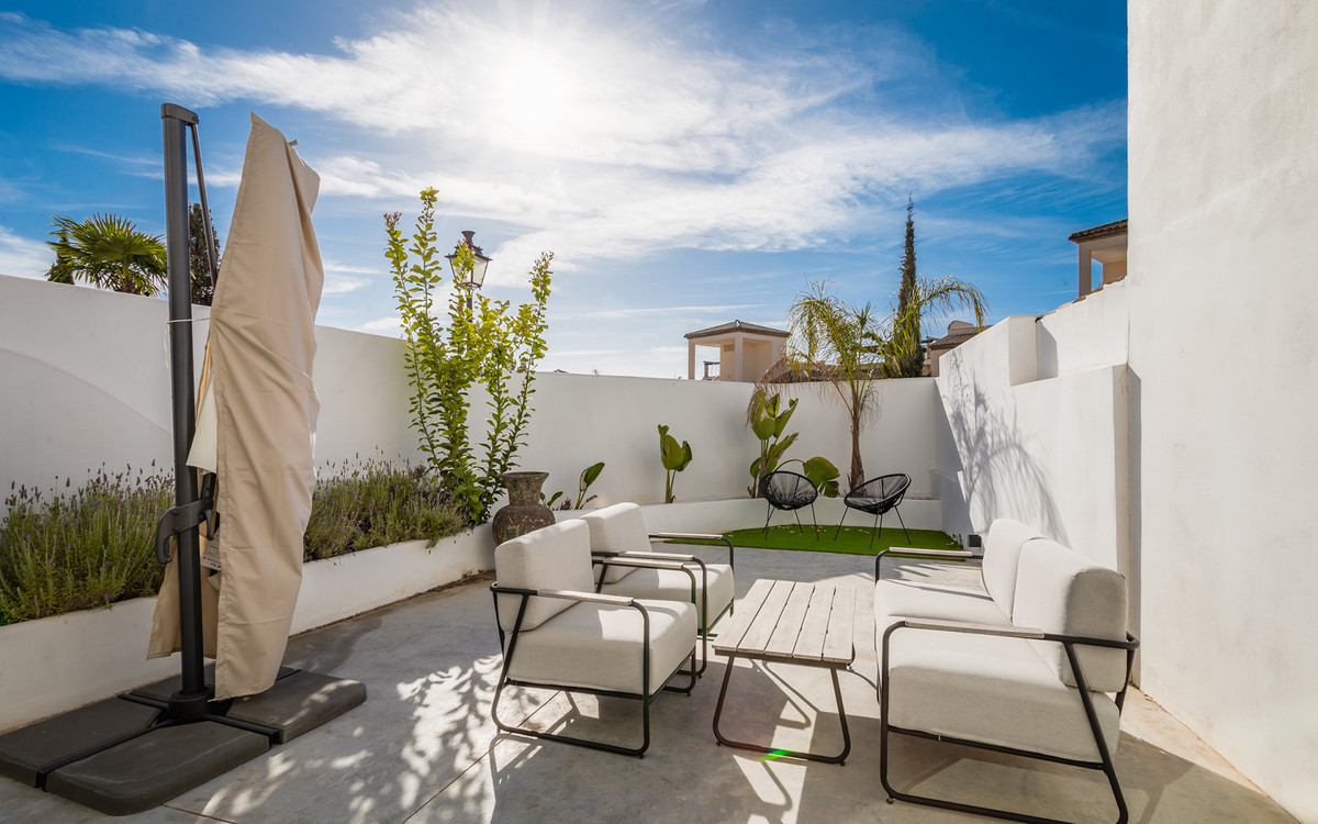 2 Bedroom Villa for Sale in Nueva Andalucía — 4