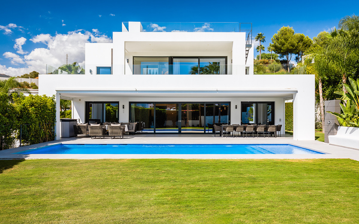7 Bedroom Villa for Sale in Nueva Andalucía