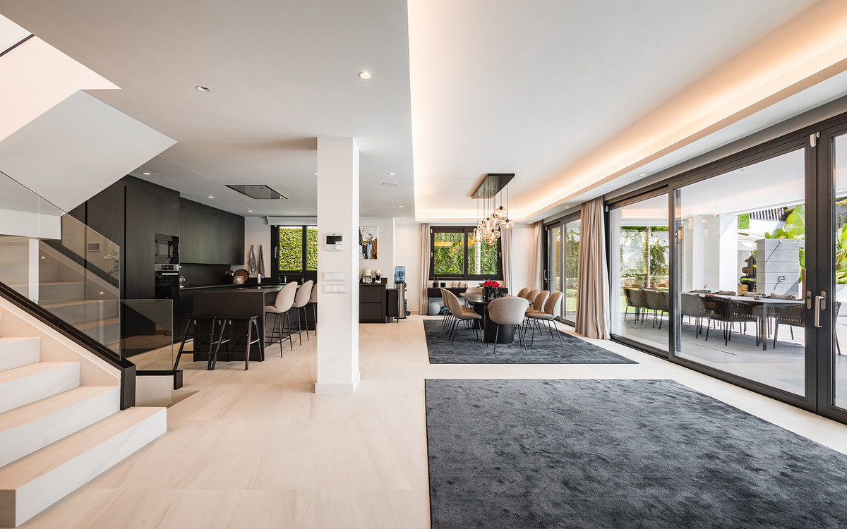 7 Bedroom Villa for Sale in Nueva Andalucía — 2