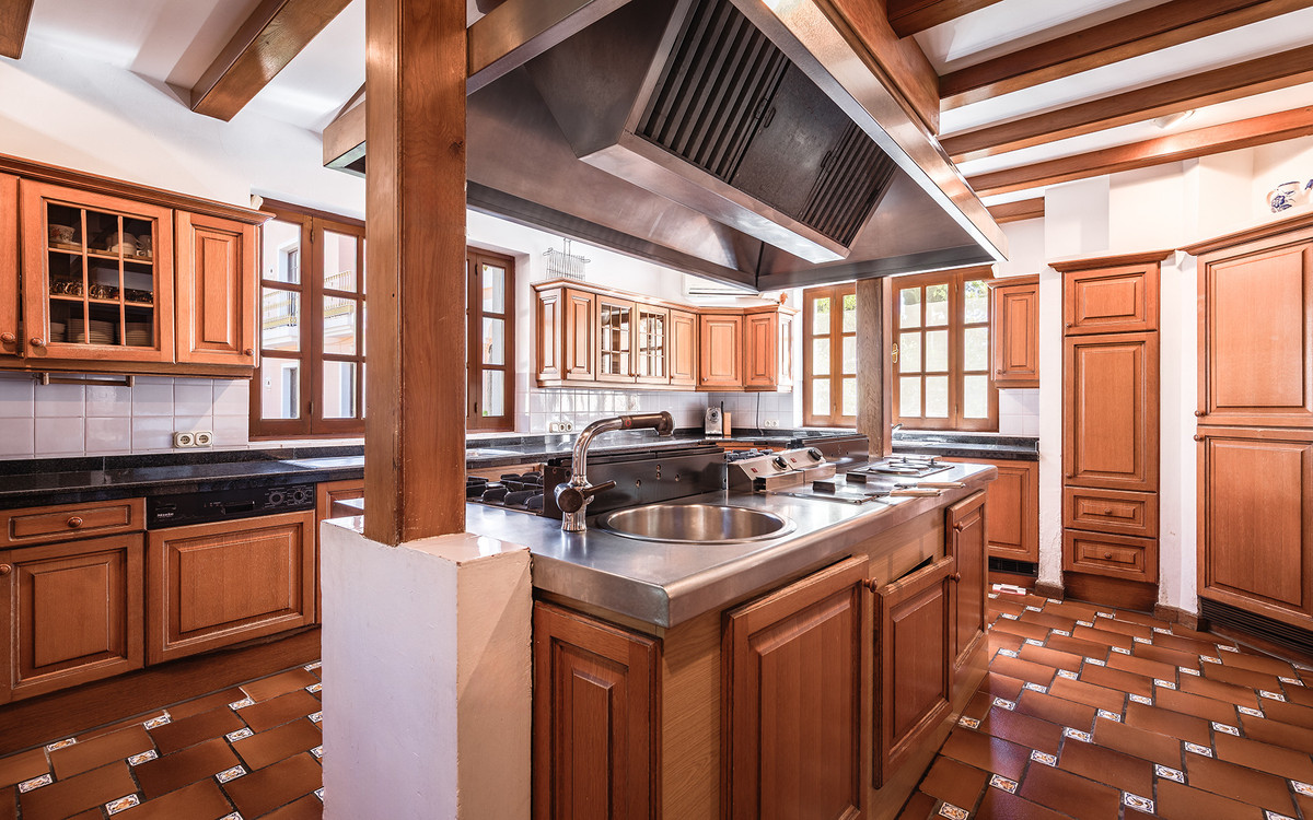 20 Bedroom Villa for Sale in The Golden Mile — view 10