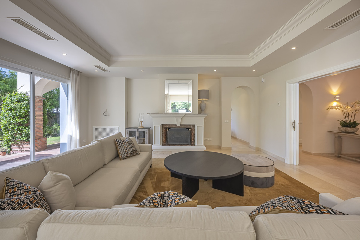 5 Bedroom Villa for Sale in Benahavís — 2