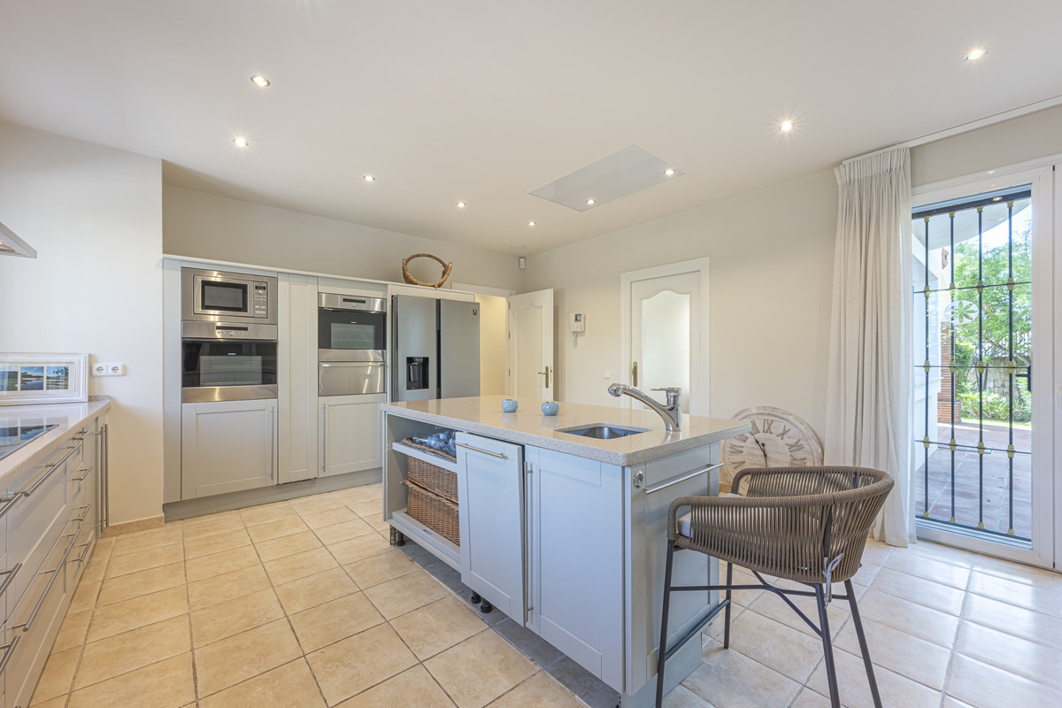 5 Bedroom Villa for Sale in Benahavís — 8