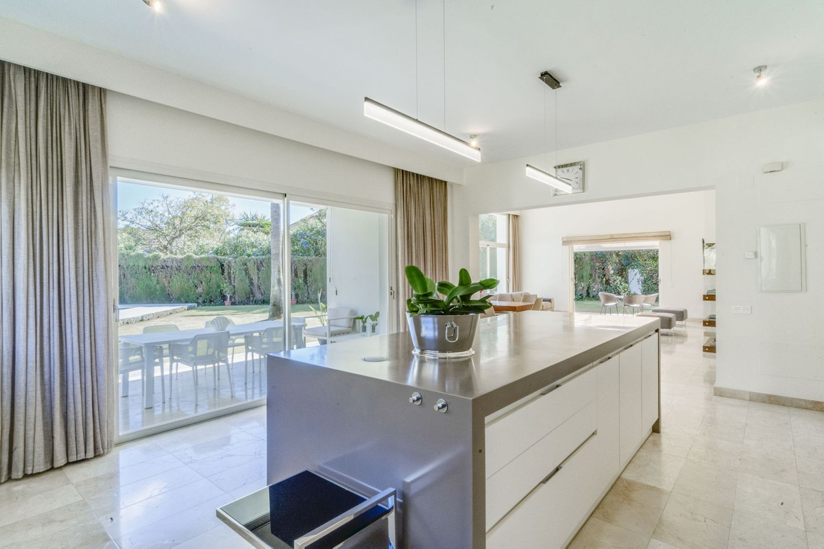3 Bedroom Villa for Sale in Guadalmina Baja — view 10