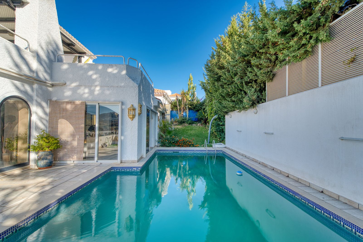 4 Bedroom Villa for Sale in Nueva Andalucía — 2