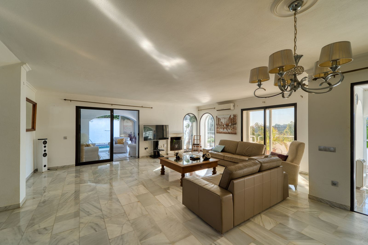 4 Bedroom Villa for Sale in Nueva Andalucía — 3