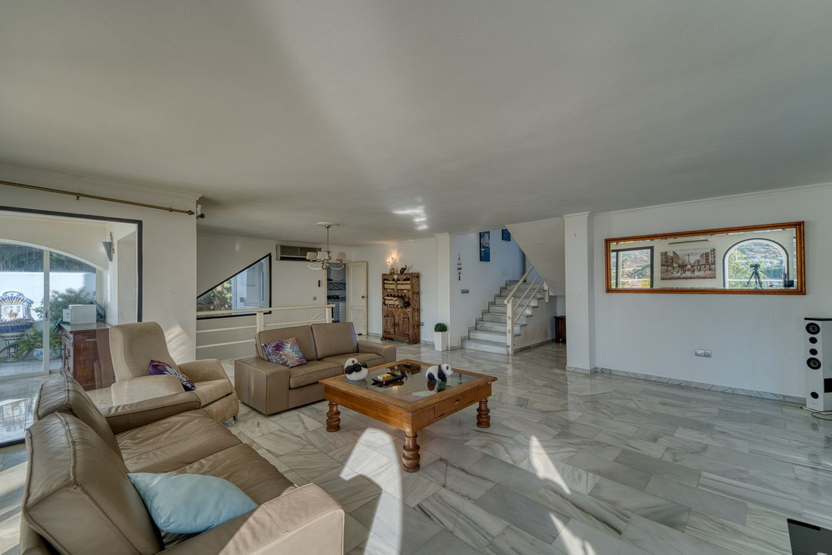 4 Bedroom Villa for Sale in Nueva Andalucía — 4