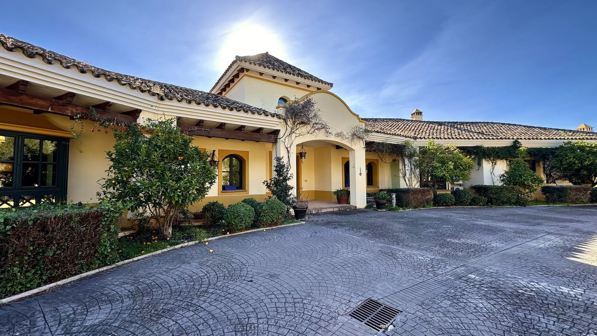 6 Bedroom Villa for Sale in La Zagaleta