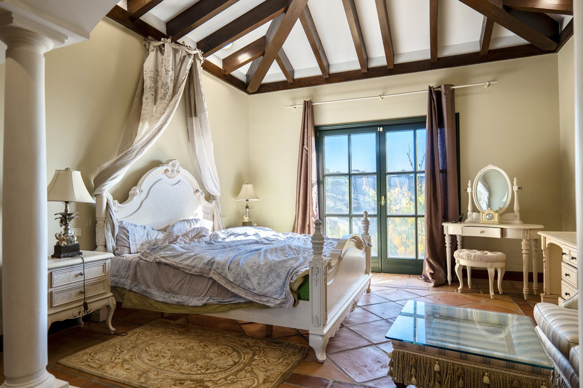 6 Bedroom Villa for Sale in La Zagaleta — 9