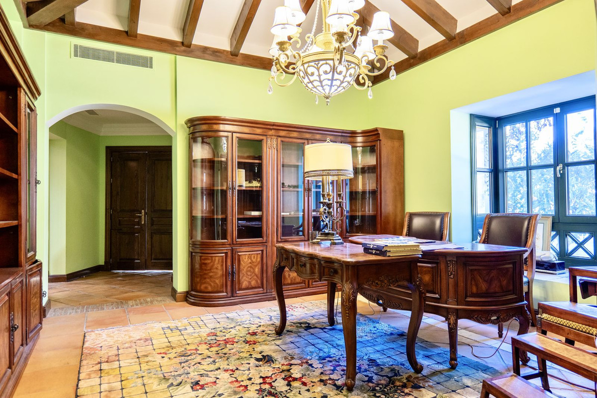 6 Bedroom Villa for Sale in La Zagaleta — view 10