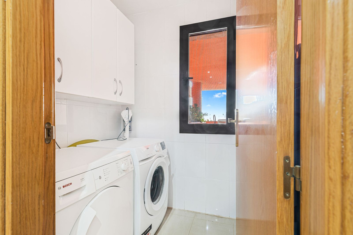 3 Bedroom Apartment for Sale in Estepona — view 10