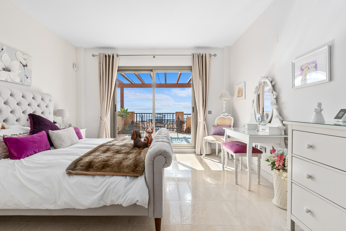 3 Bedroom Apartment for Sale in Benahavís — 8