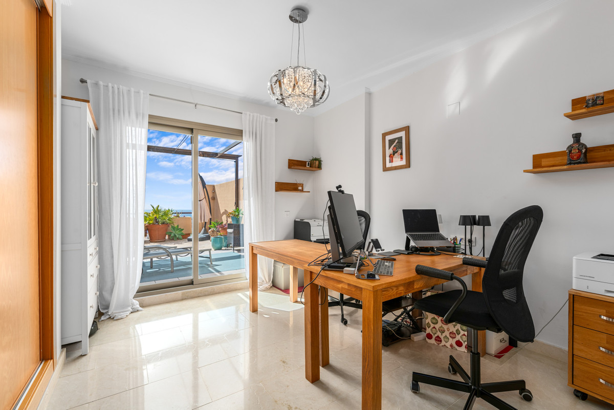 3 Bedroom Apartment for Sale in Benahavís — view 10
