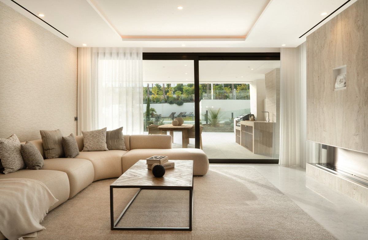 4 Bedroom Apartment for Sale in The Golden Mile — 6
