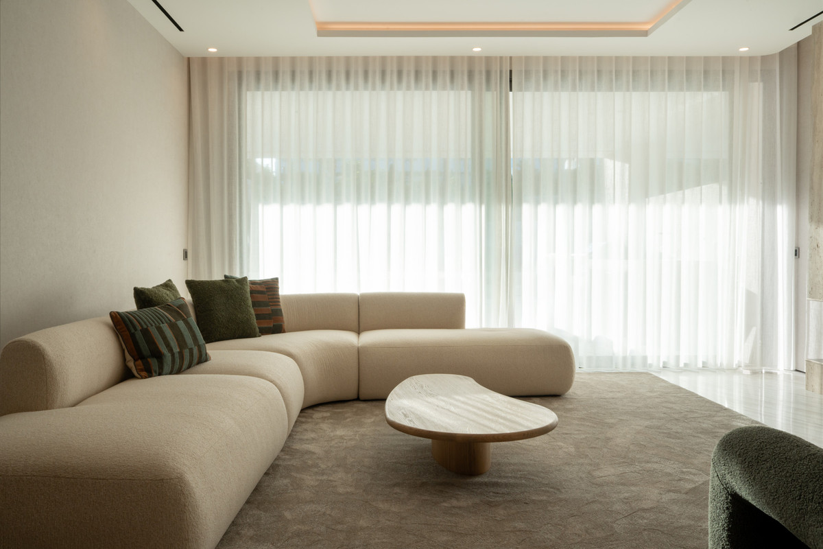4 Bedroom Apartment for Sale in The Golden Mile — 8
