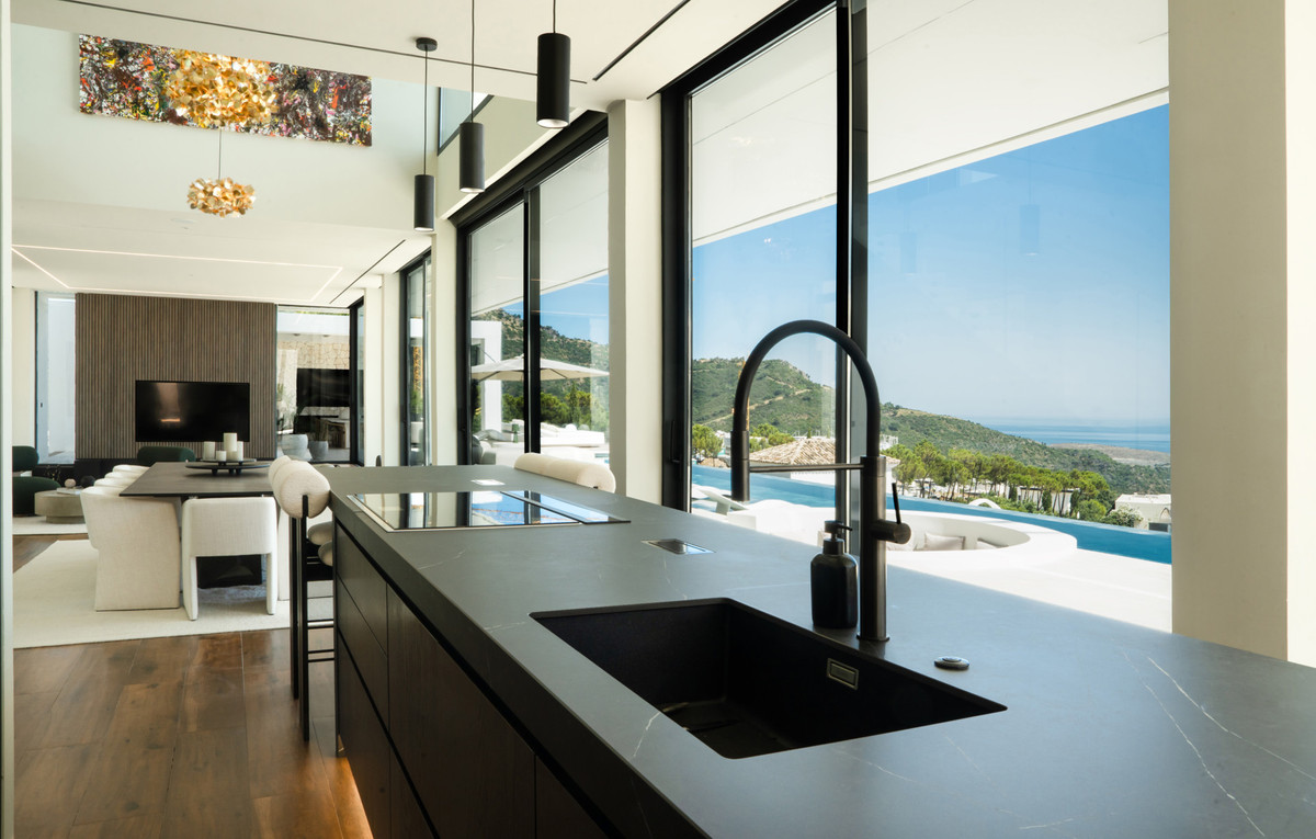 4 Bedroom Villa for Sale in Benahavís — 2