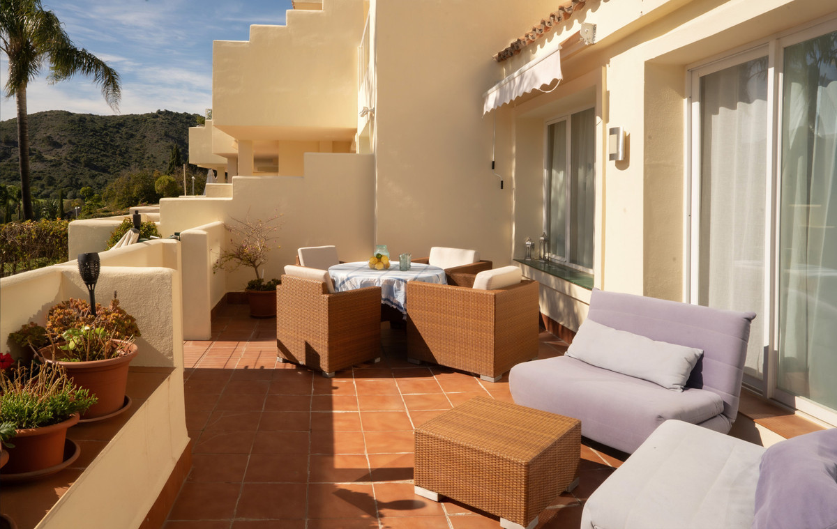2 Bedroom Apartment for Sale in Benahavís — 3