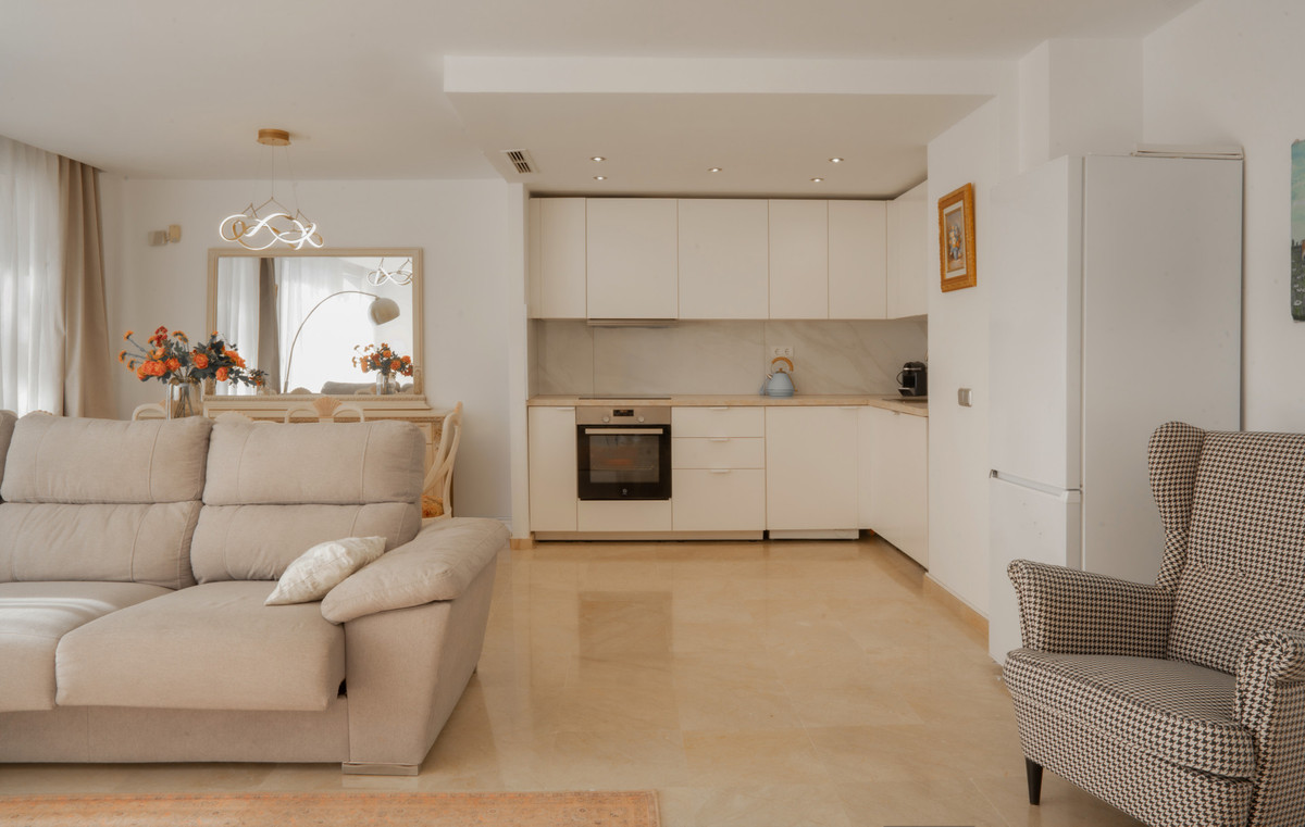 2 Bedroom Apartment for Sale in Benahavís — view 10
