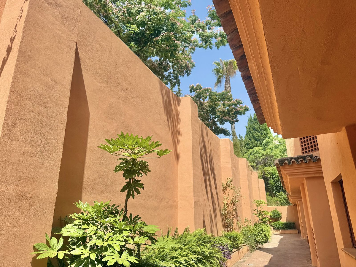 2 Bedroom Apartment for Sale in Benahavís — 2