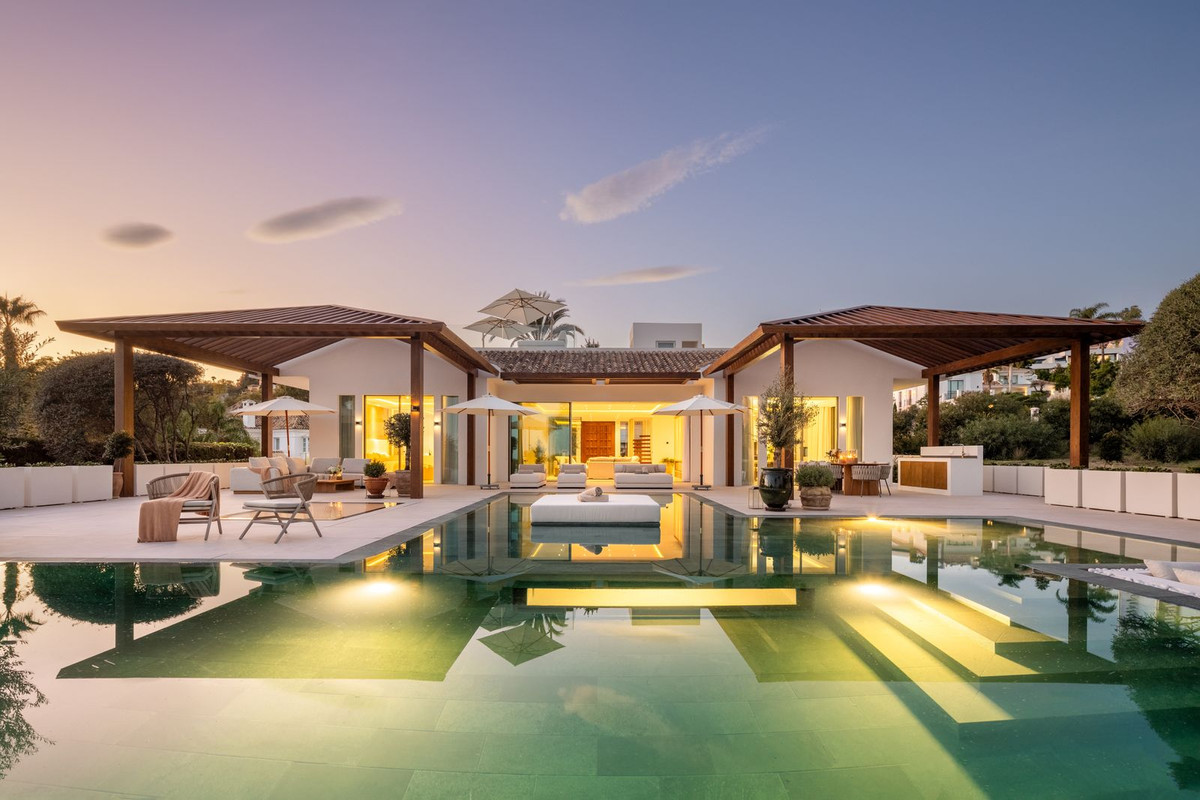 6 Bedroom Villa for Sale in Nueva Andalucía