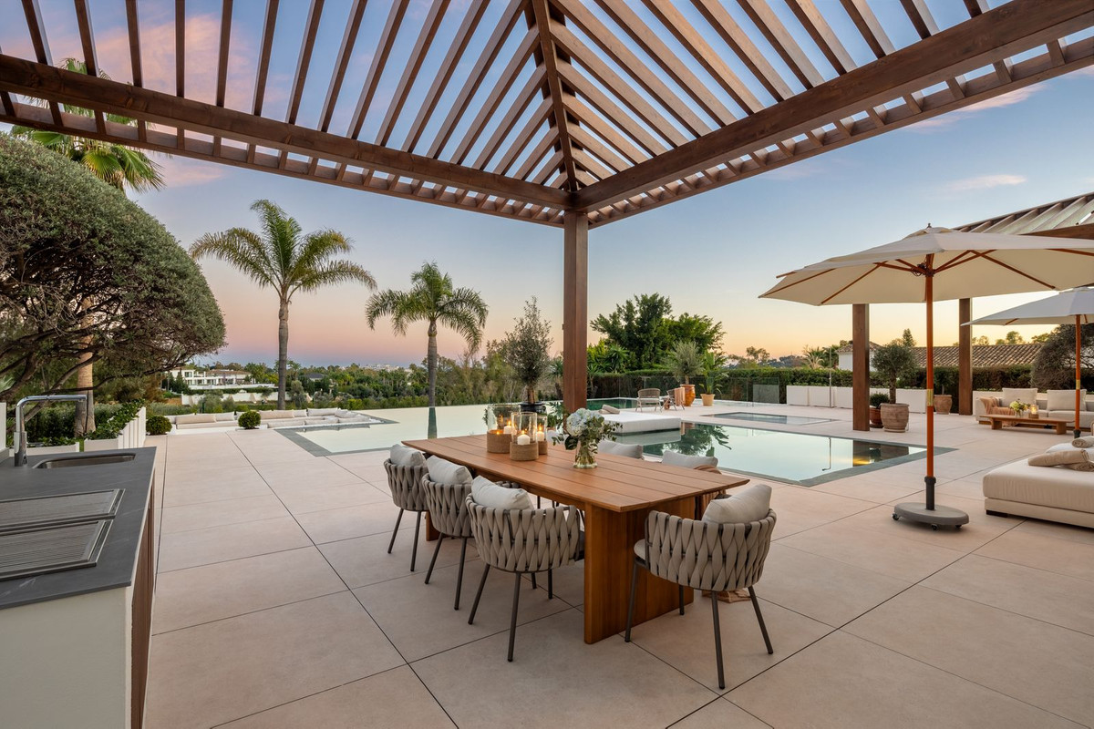 6 Bedroom Villa for Sale in Nueva Andalucía — 2