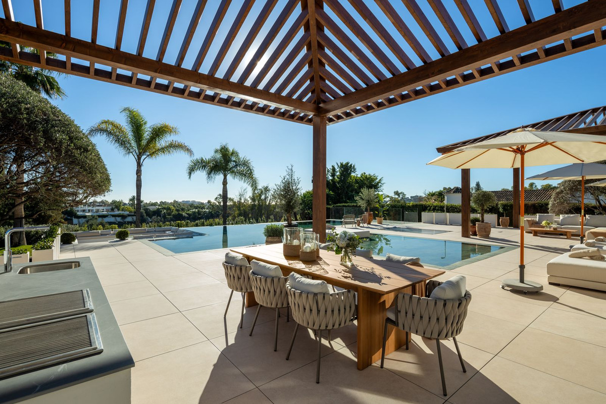 6 Bedroom Villa for Sale in Nueva Andalucía — 6