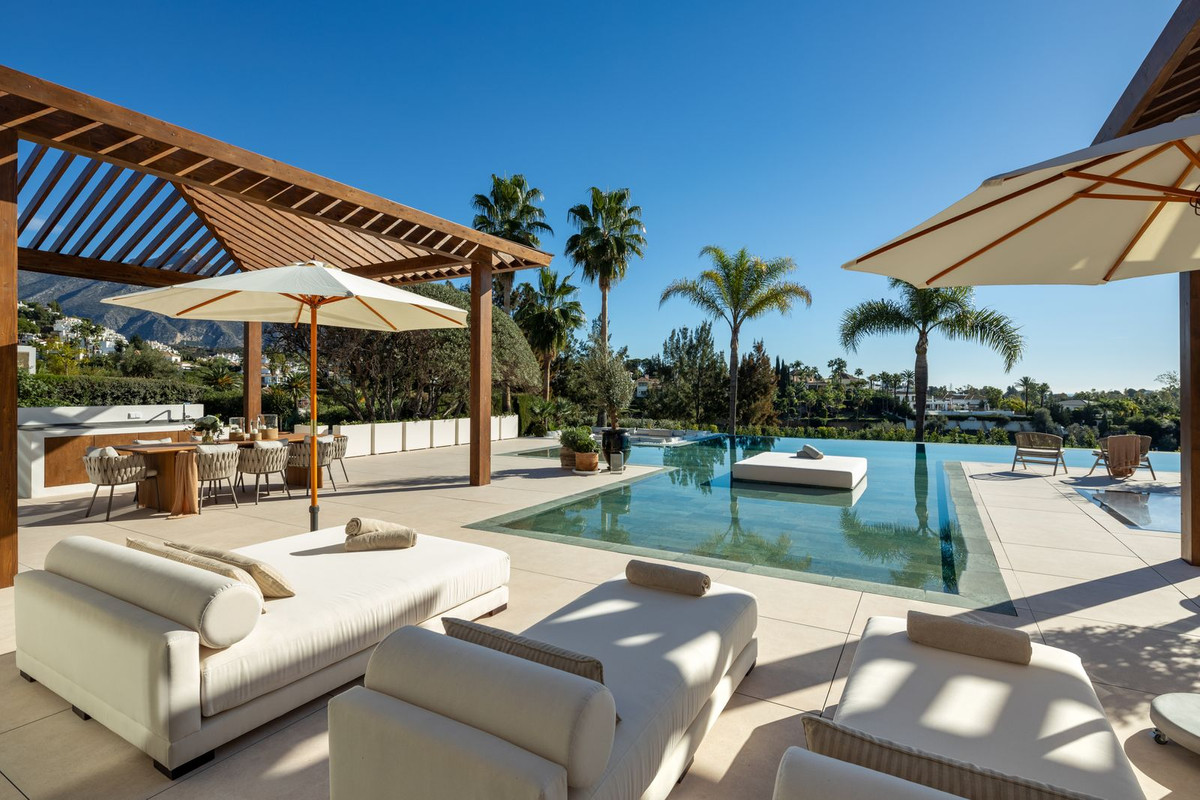 6 Bedroom Villa for Sale in Nueva Andalucía — 9