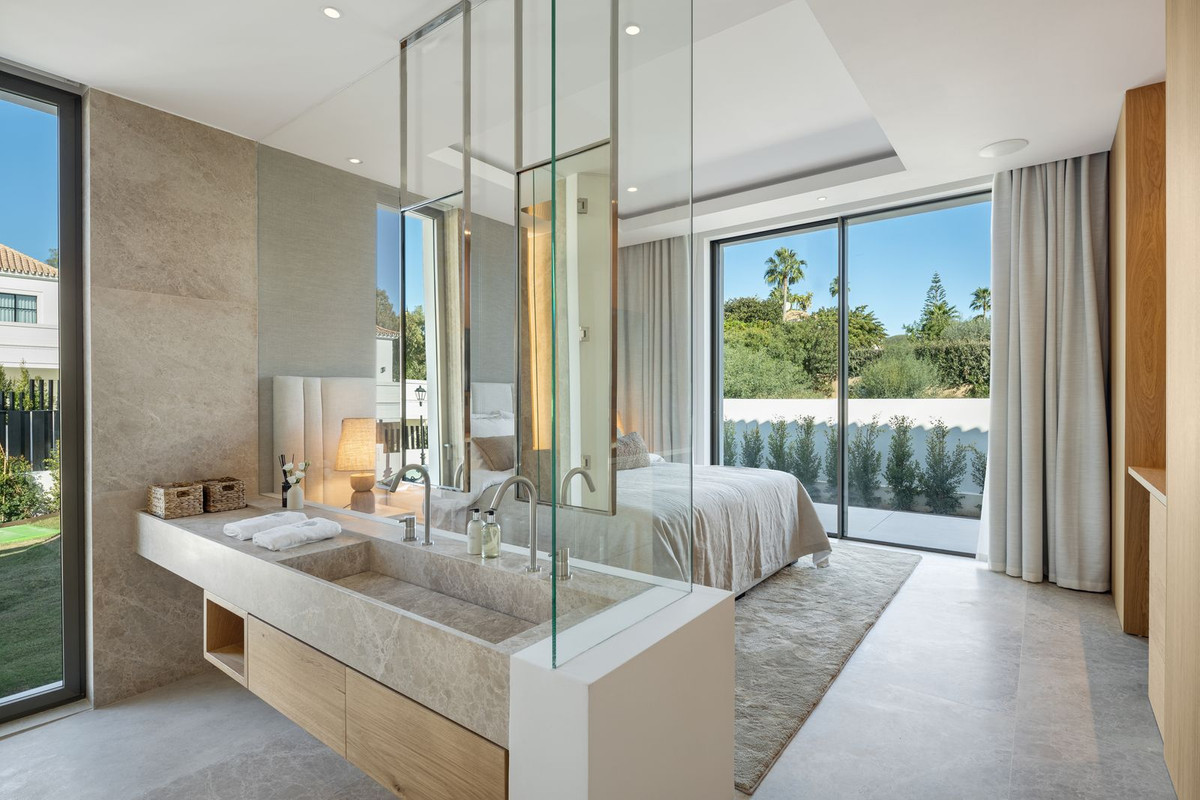 6 Bedroom Villa for Sale in Nueva Andalucía — view 10