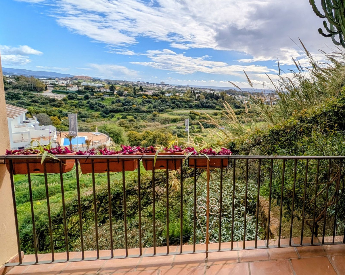 2 Bedroom Apartment for Sale in Benahavís — 6
