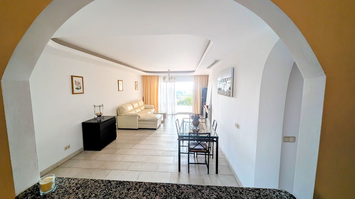 2 Bedroom Apartment for Sale in Benahavís — view 10