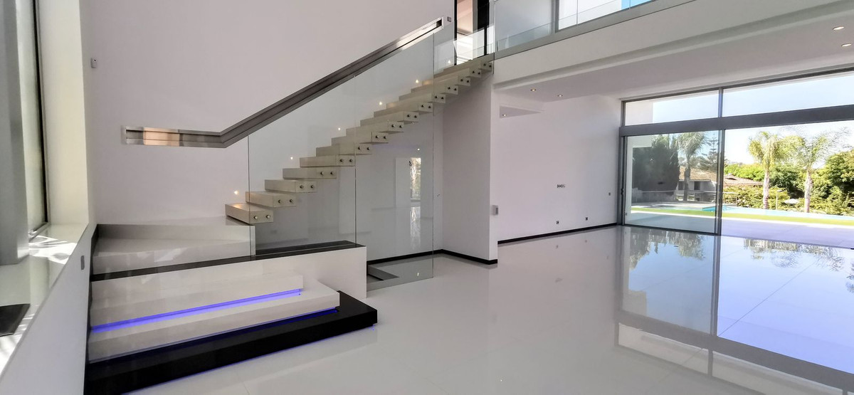 6 Bedroom Villa for Sale in Guadalmina Baja — 7