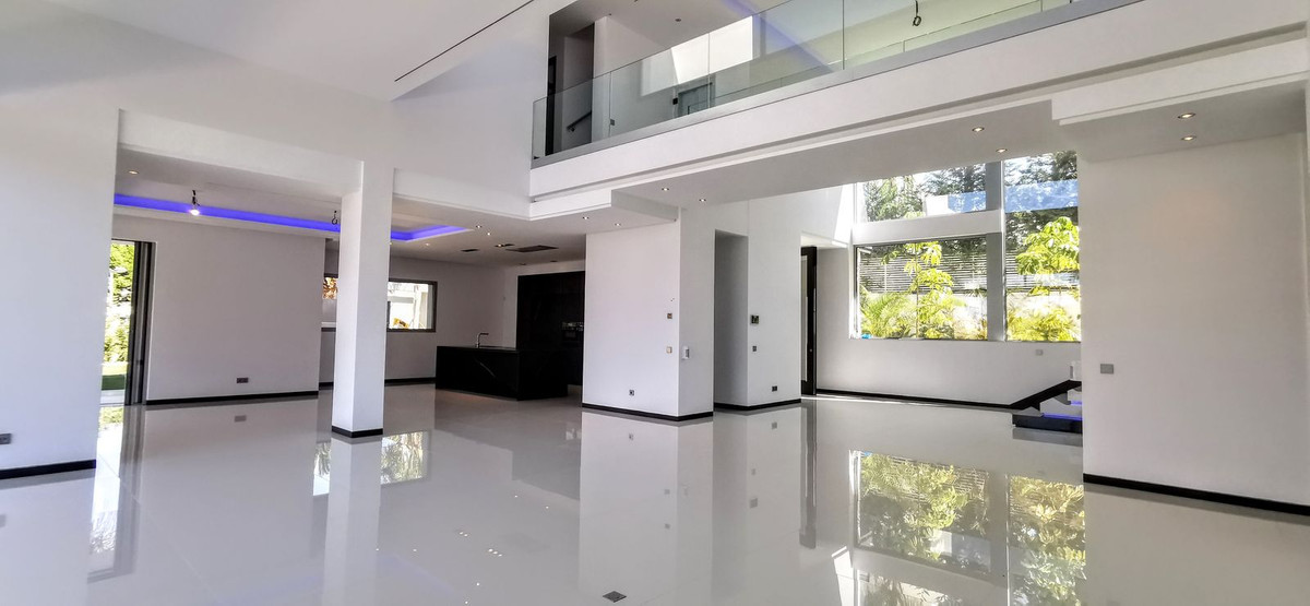 6 Bedroom Villa for Sale in Guadalmina Baja — 8