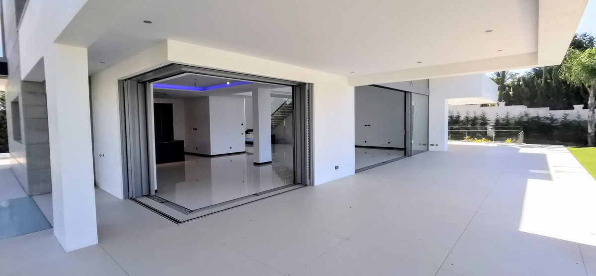 6 Bedroom Villa for Sale in Guadalmina Baja — 9