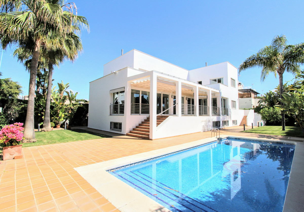 6 Bedroom Villa for Sale in San Pedro de Alcántara