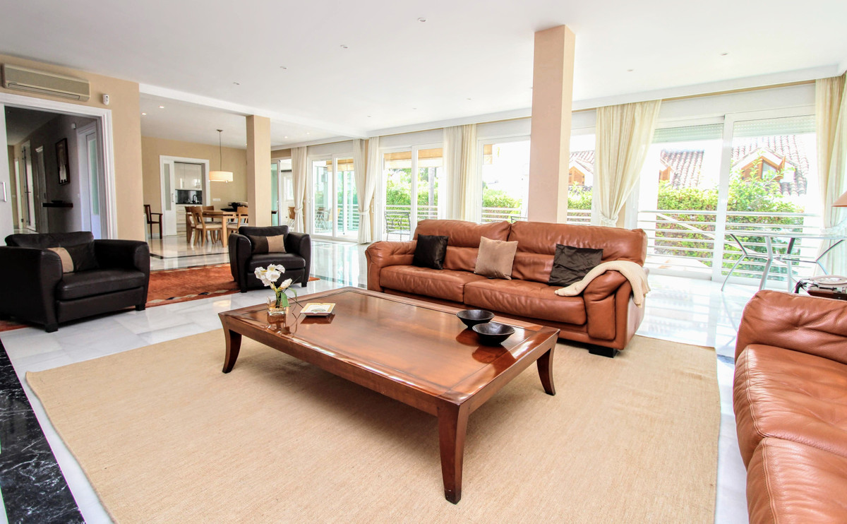 6 Bedroom Villa for Sale in San Pedro de Alcántara — 4
