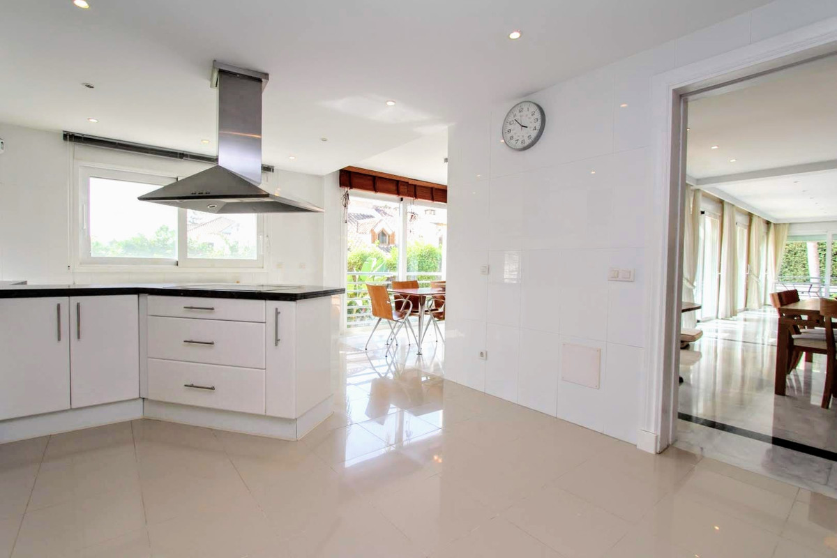 6 Bedroom Villa for Sale in San Pedro de Alcántara — 6