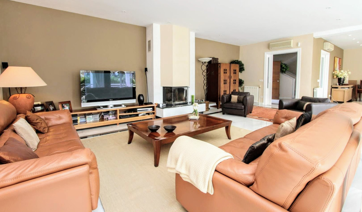 6 Bedroom Villa for Sale in San Pedro de Alcántara — 9