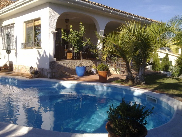 7 Bedroom Villa for Sale in Nueva Andalucía