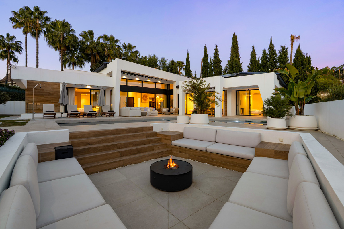 6 Bedroom Villa for Sale in Nueva Andalucía