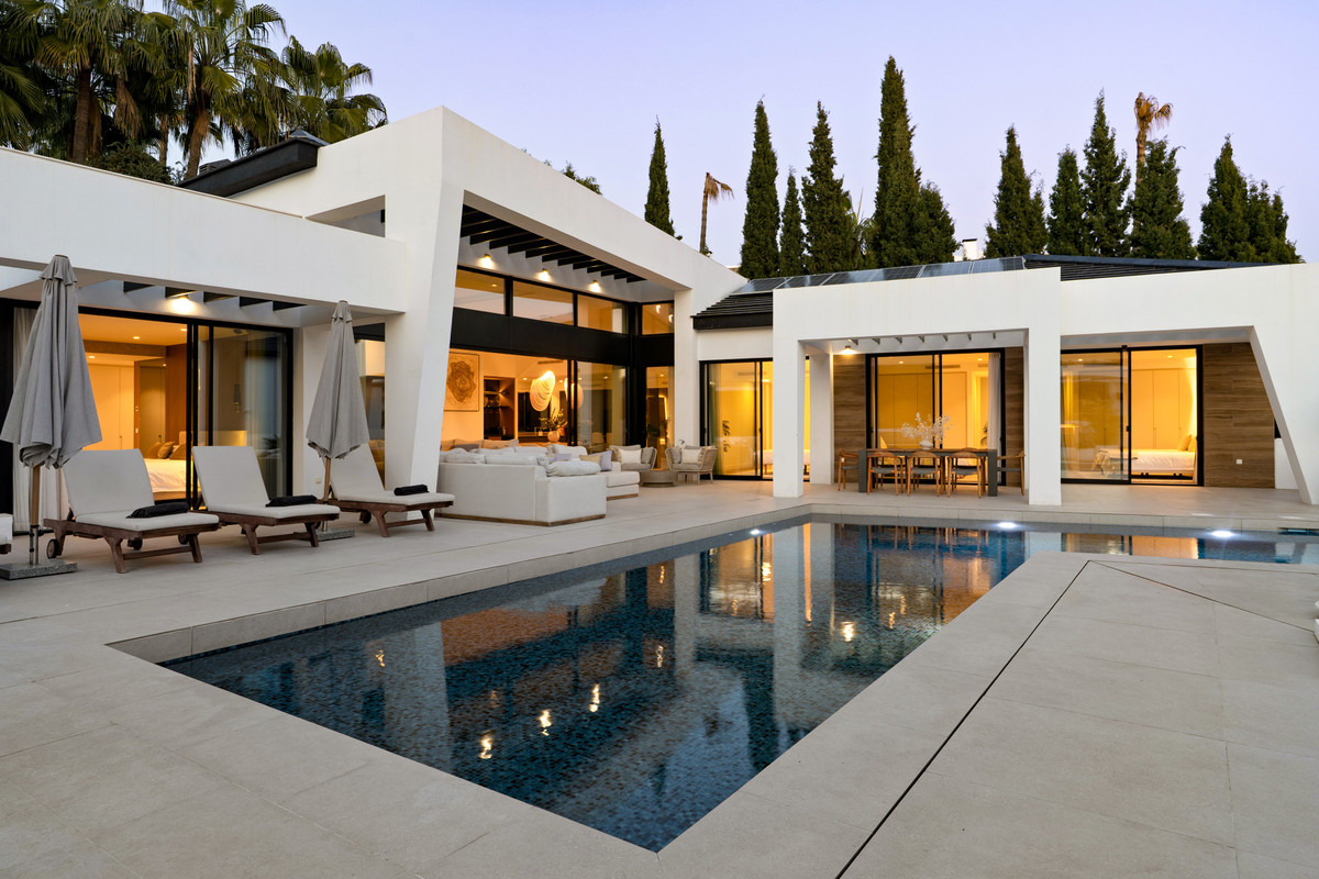 6 Bedroom Villa for Sale in Nueva Andalucía — 3