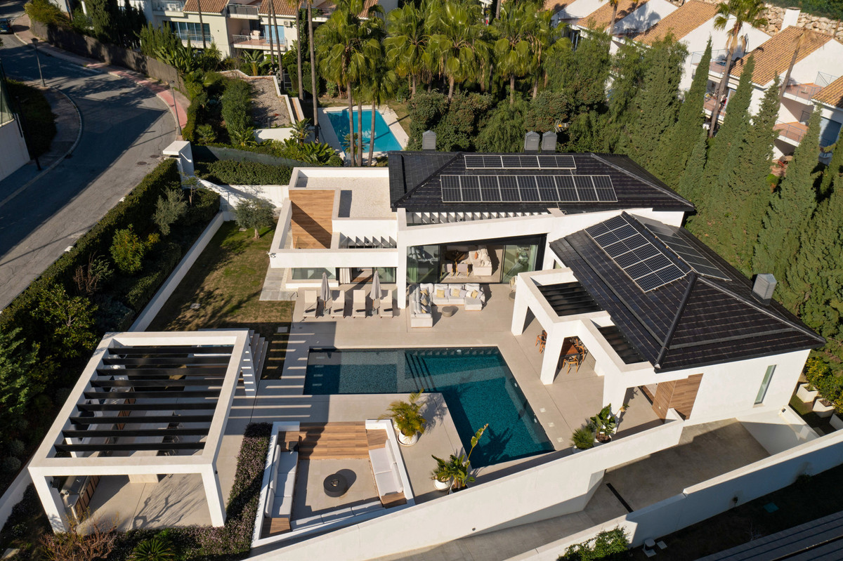 6 Bedroom Villa for Sale in Nueva Andalucía — 6