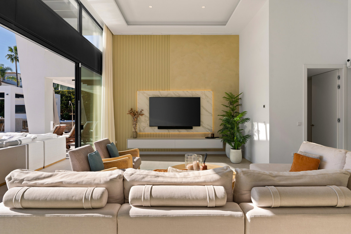 6 Bedroom Villa for Sale in Nueva Andalucía — 7