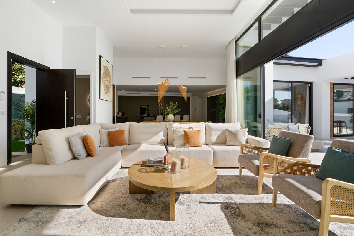 6 Bedroom Villa for Sale in Nueva Andalucía — 8