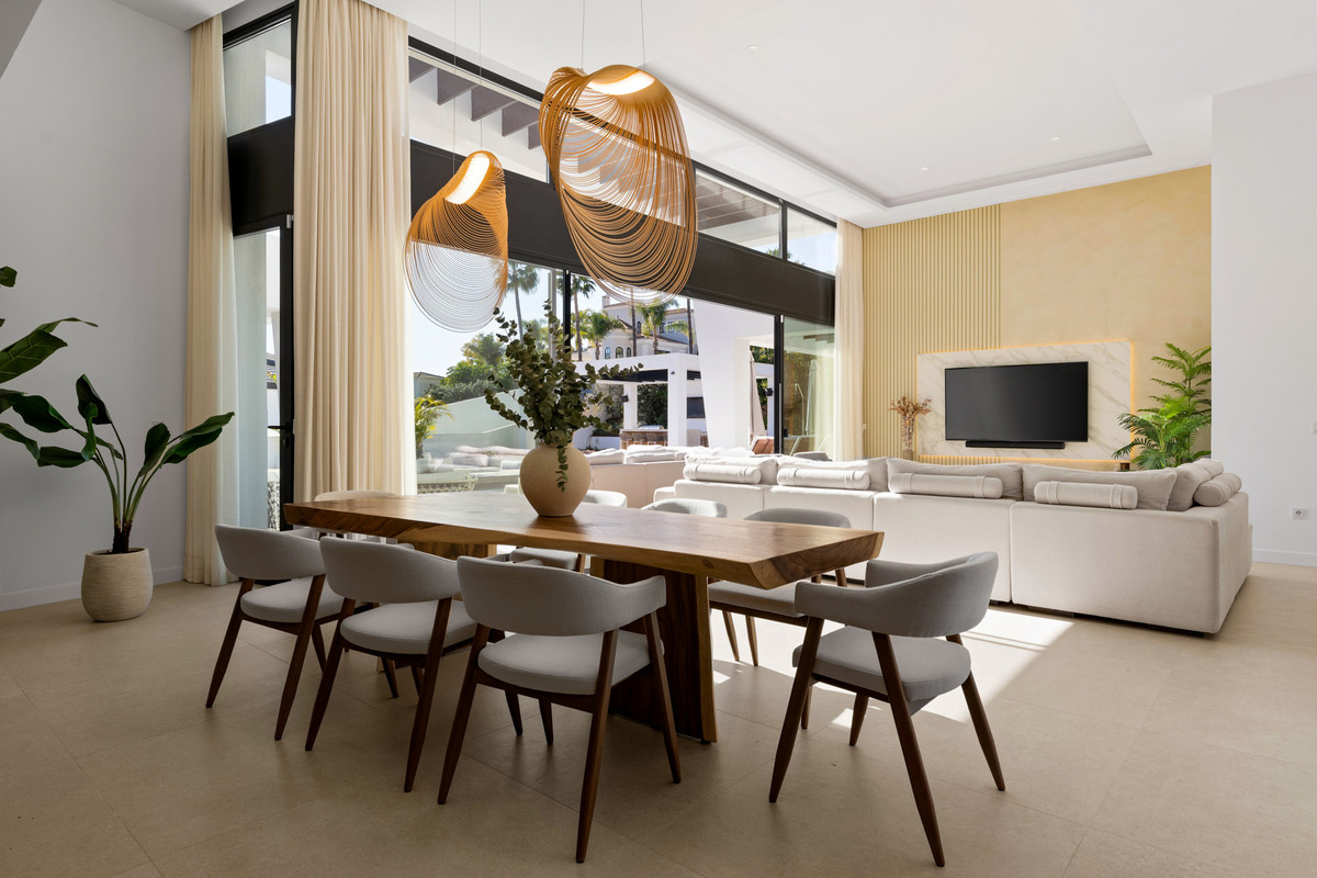 6 Bedroom Villa for Sale in Nueva Andalucía — 9