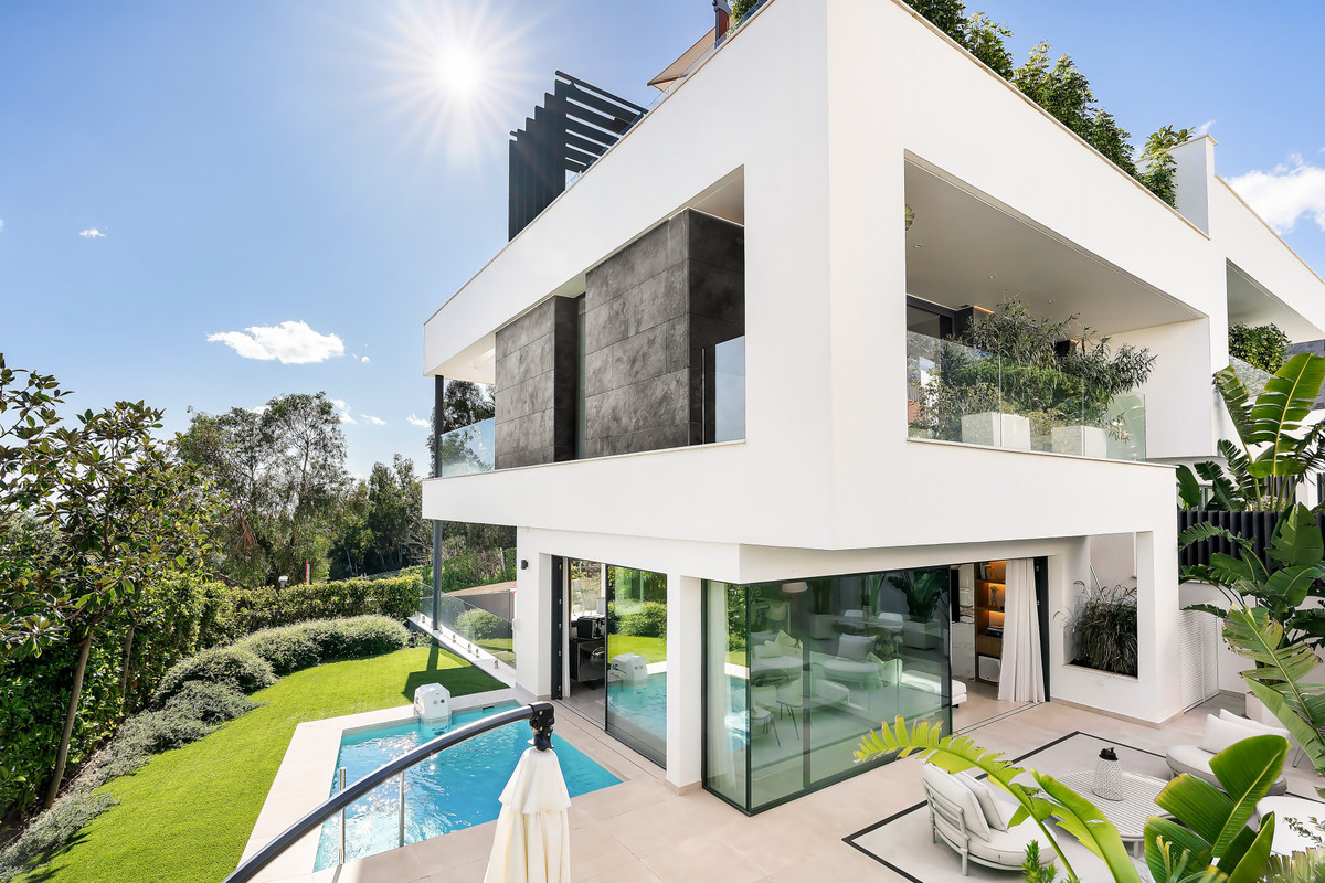 4 Bedroom Villa for Sale in Sierra Blanca — 4