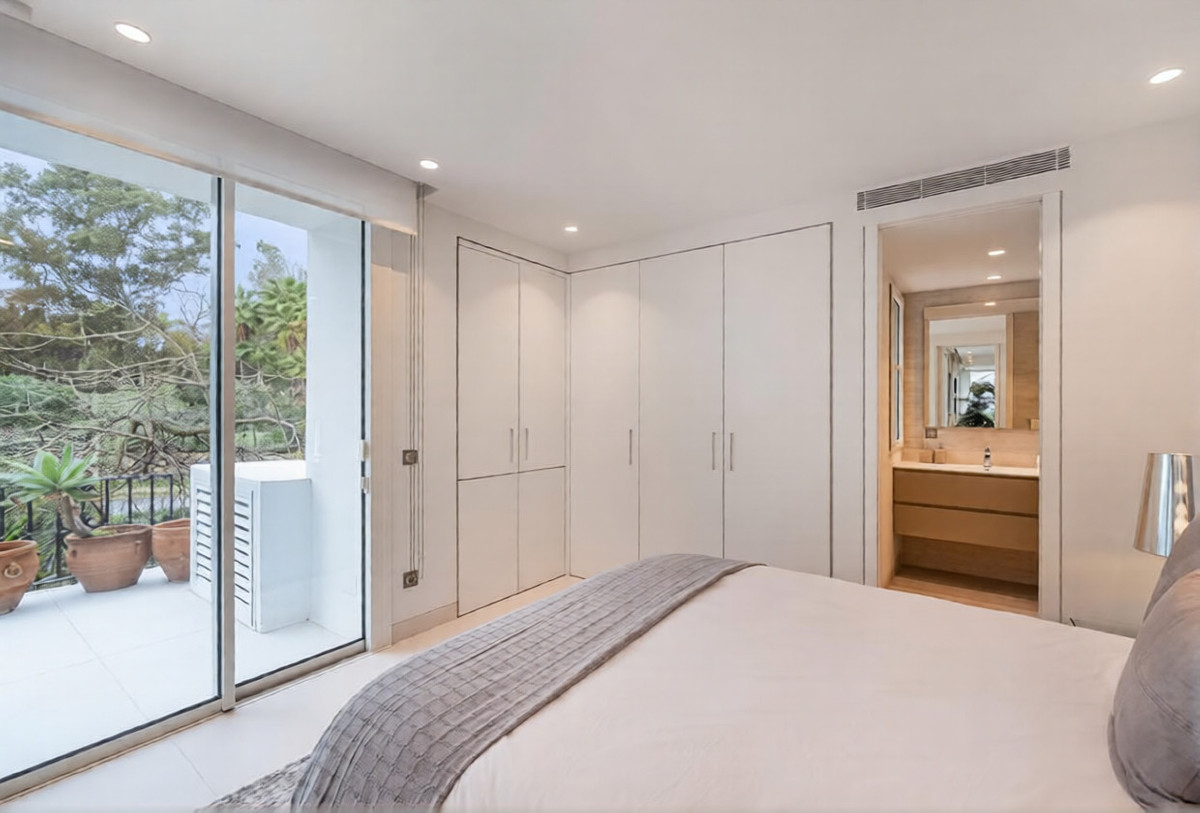 3 Bedroom Apartment for Sale in The Golden Mile — 9