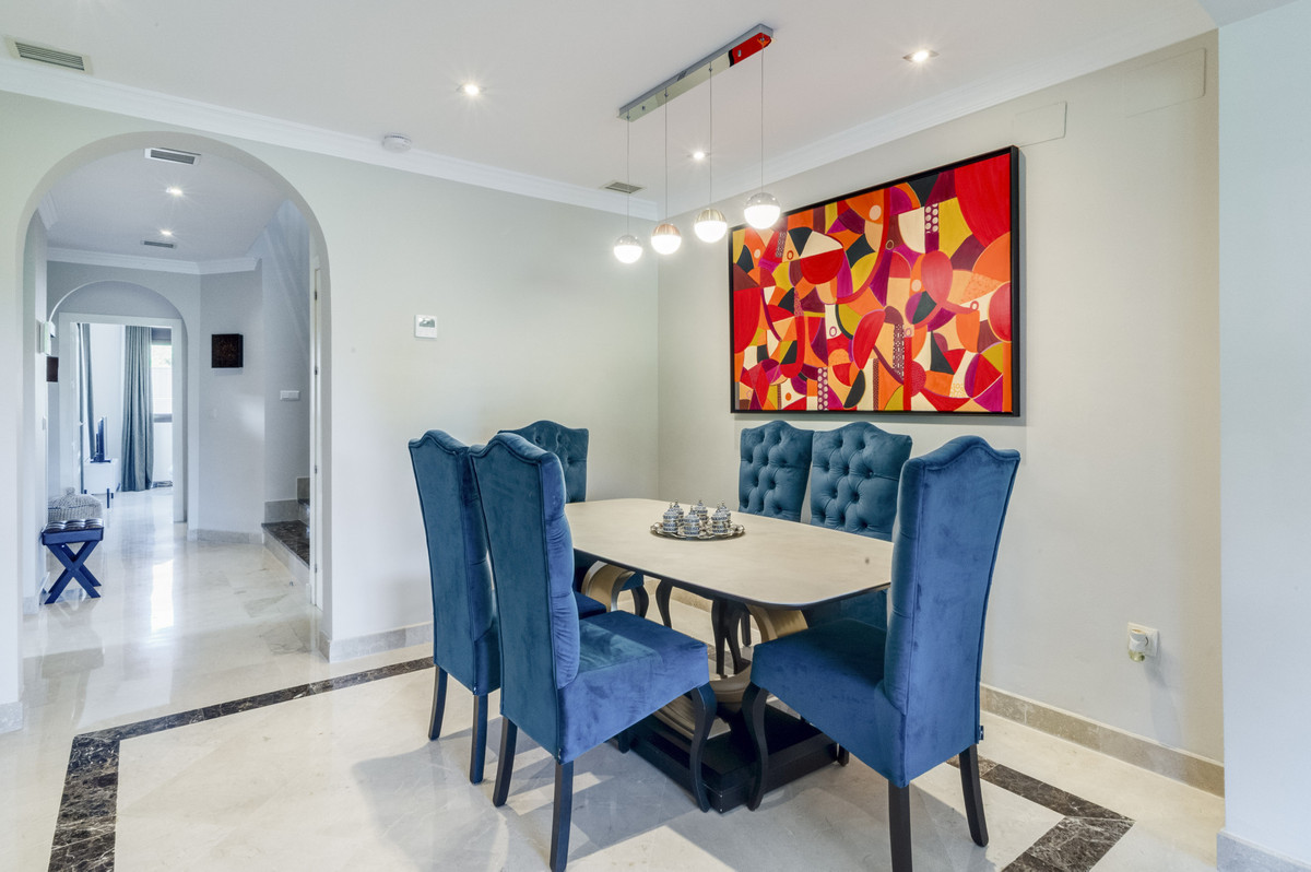 4 Bedroom Villa for Sale in Estepona — 4