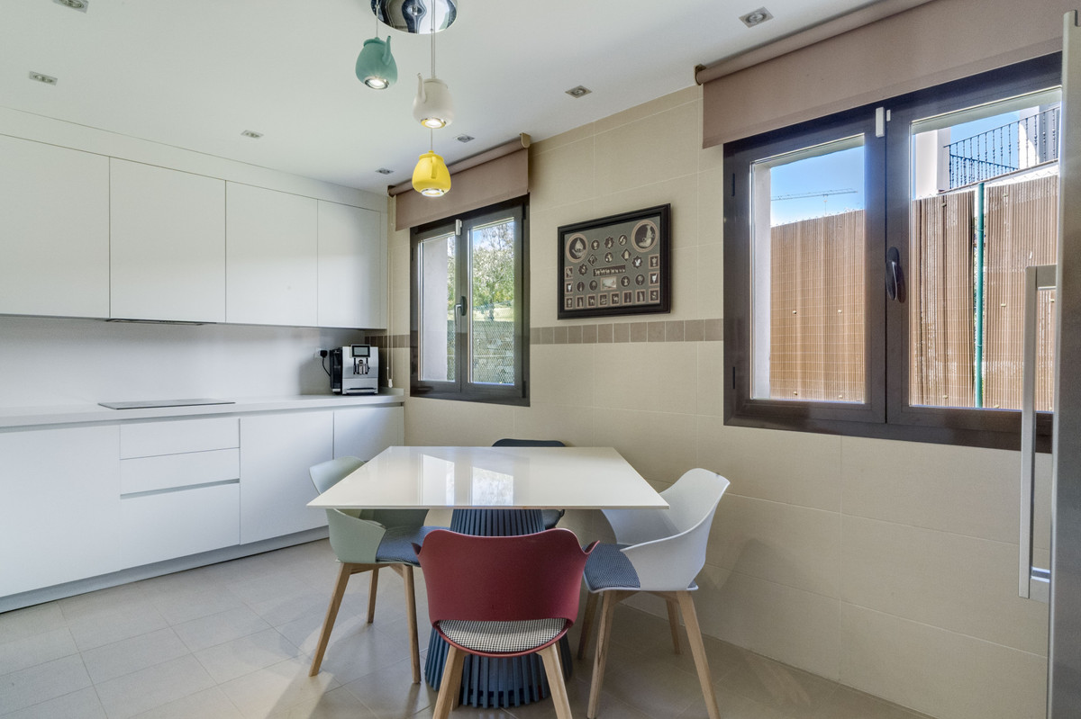 4 Bedroom Villa for Sale in Estepona — 7