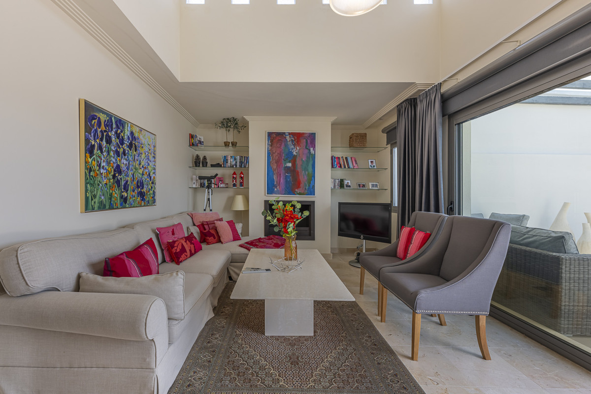 3 Bedroom Apartment for Sale in Benahavís — view 10
