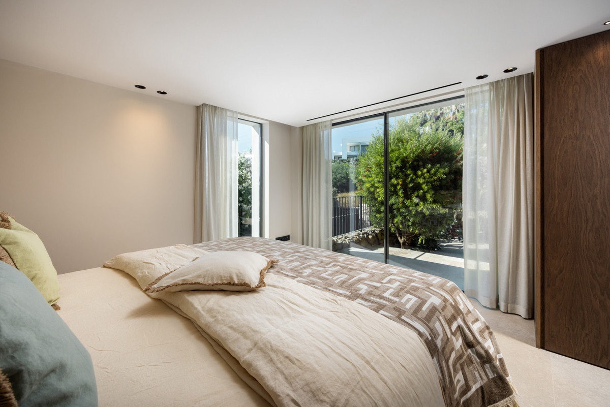 5 Bedroom Villa for Sale in Nueva Andalucía — 5